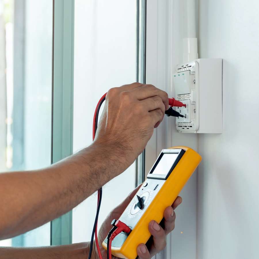 elektricien checkt stopcontact