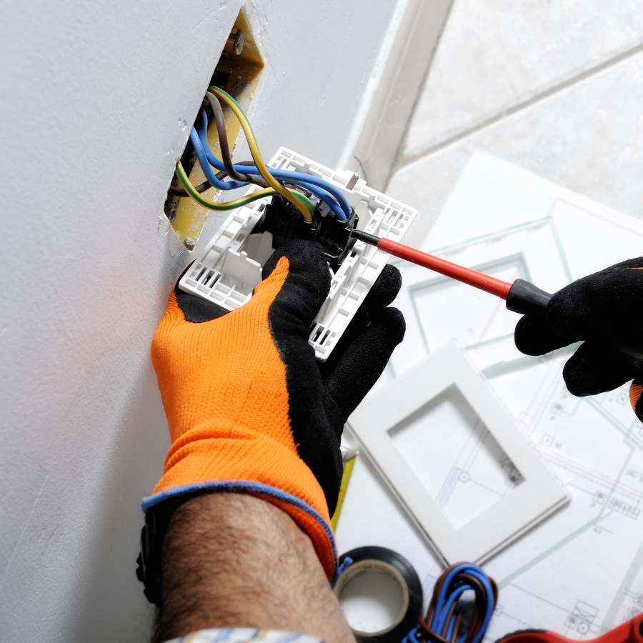 elektricien werk aan contactdoos