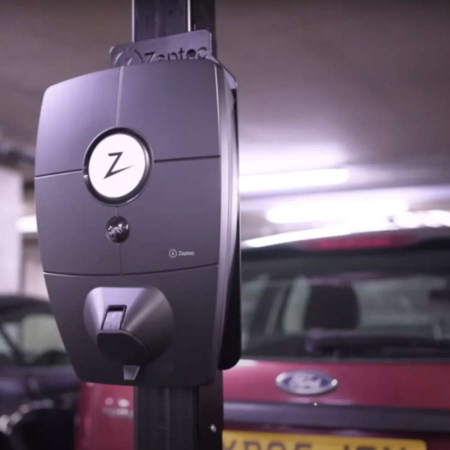 oplaadpaal auto in garage