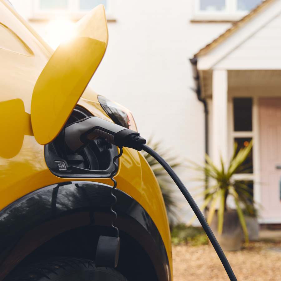 oplaadpaal met gele auto